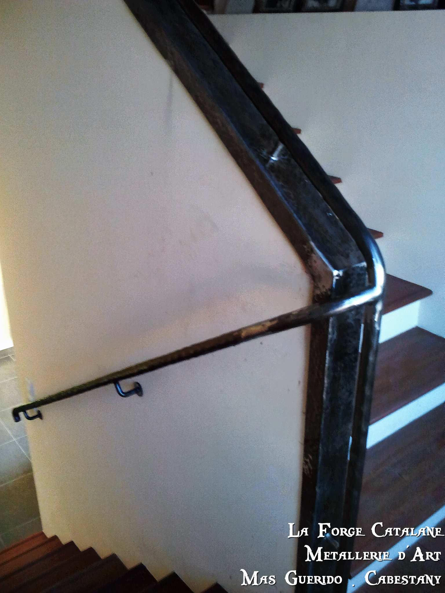 Main courante brut vernis en tube rond forge catalane.jpg